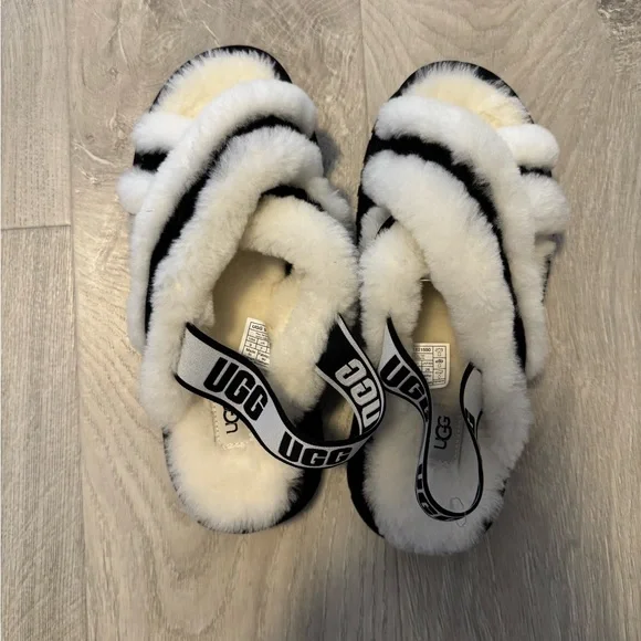 UGG Women's Black and White Fluffy Sandals NWOT Disco Cross Slides - Picture 3 of 5